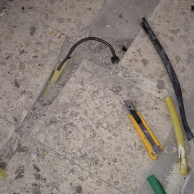 כלי חיתוך צהוב, צינורות פלסטיק על רצפה