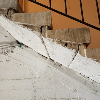 כבלים חשמליים מחוברים לקיר מתחת למדרגות