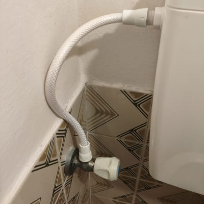 חיבור צינור למיכל הדחה בשירותים