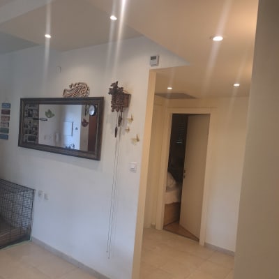 קיר גבס עם מראה ותאורה שקועה בתקרה