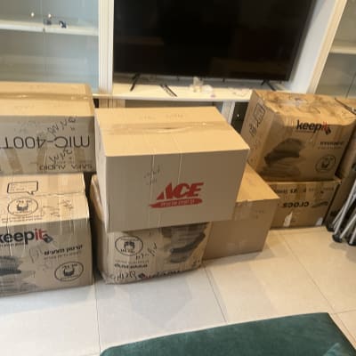 קופסאות קרטון לאריזה והובלה בחדר