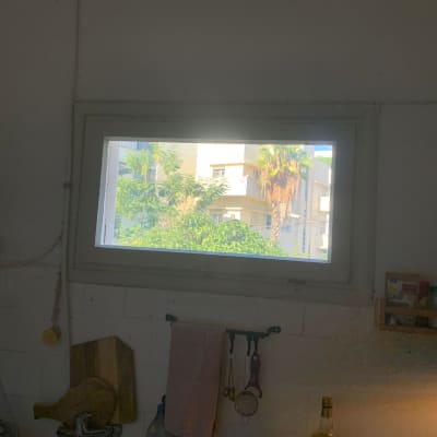 חלון זכוכית במטבח עם נוף חיצוני