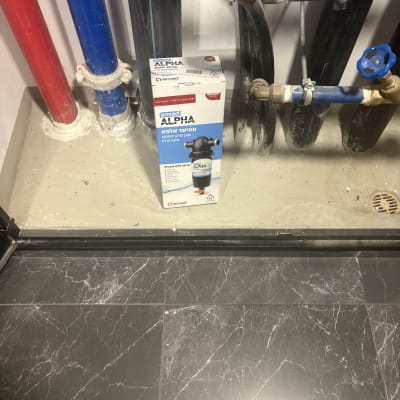 צנרת מים עם מסנן אמיאד אלפא מותקן
