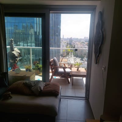 מעקה אלומיניום במרפסת עם נוף עירוני