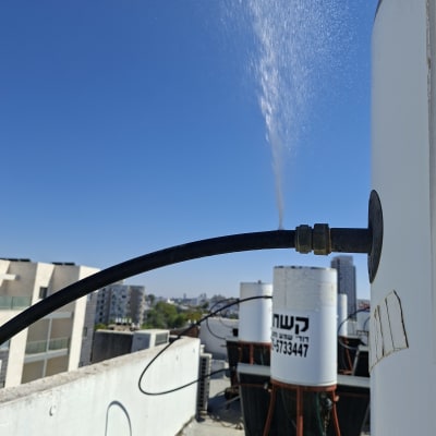 מערכת דודים על גג עם צינור מים
