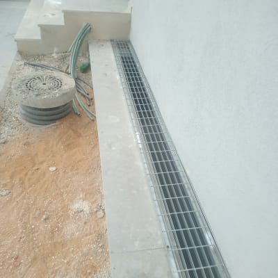 מסגרת מתכת על רצפה ליד קיר בטון