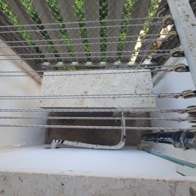 רשת מתכת למניעת כניסת יונים במרפסת