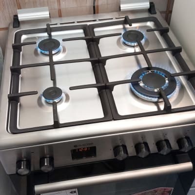 כיריים גז עם ארבעה מבערים דולקים