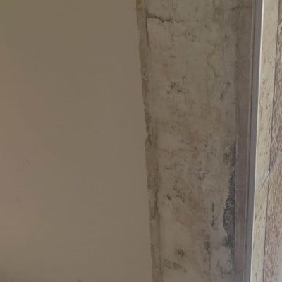 קיר עם סימני רטיבות ותיקון טיח