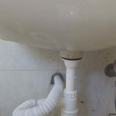 כיור עם צנרת פלסטיק מתחת