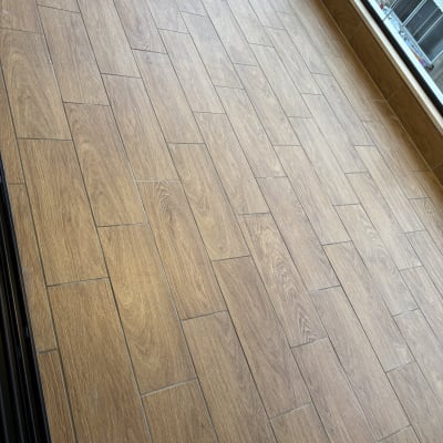 רצפה נקייה ומבריקה עם אריחי עץ