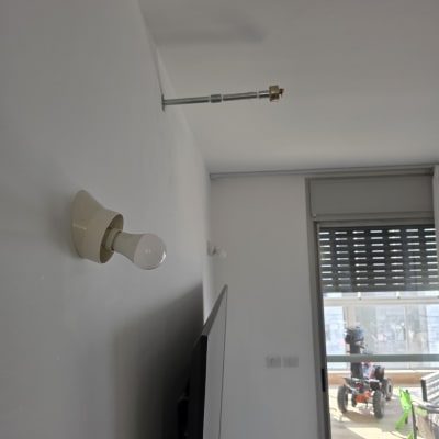 מנורה על קיר, חלון עם תריסים, חפץ בחוץ