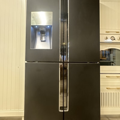 מקרר שחור עם מתקן מים ותאורה