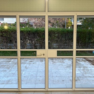 חלון זכוכית גדול עם רצפה נקייה בחוץ