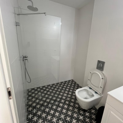 מקלחת עם ראש גשם ודלת זכוכית