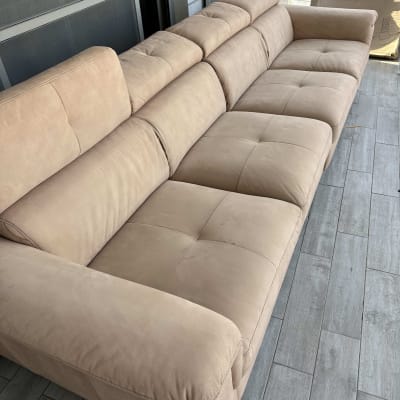 ספה גדולה בצבע בז