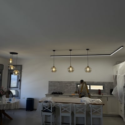 התקנת תאורה במטבח עם אדם על סולם