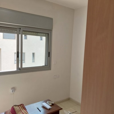 חדר ריק עם שולחן קטן וחלון