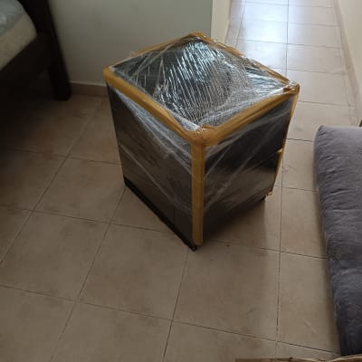 ארגז עטוף בניילון בחדר ריק