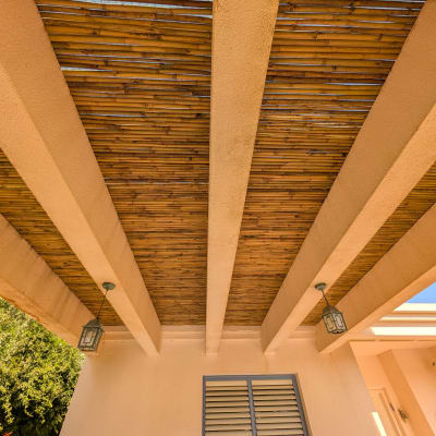 תקרת עץ עם קורות במרפסת חיצונית