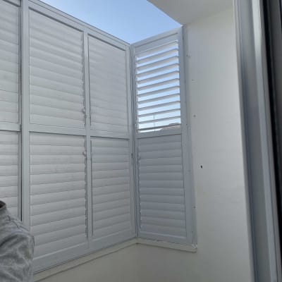 תריסי אלומיניום מותקנים על קיר חיצוני