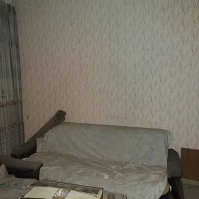 קיר עם טפט דקורטיבי בסלון