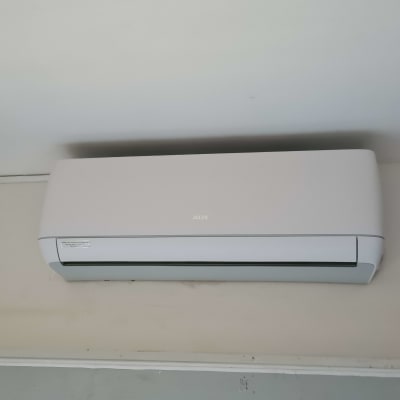 מזגן קיר לבן מותקן על קיר פנימי