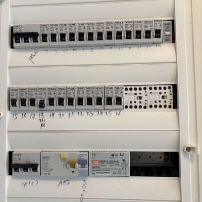 תקריב של לוח חשמל מודולרי עם מפסקים אוטומטיים ורכיבי חשמל