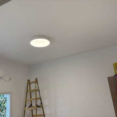 סולם וחדר צבוע עם מנורה על התקרה