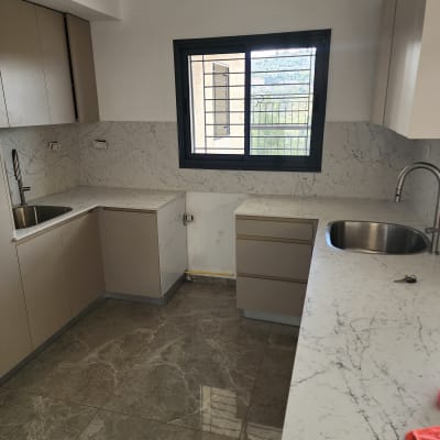 מטבח נקי עם שיש וכיור נירוסטה