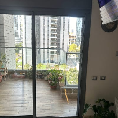 דלת זכוכית שקופה עם נוף למרפסת