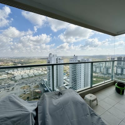 רשת הגנה על מרפסת עם כיסויים ודלי ירוק