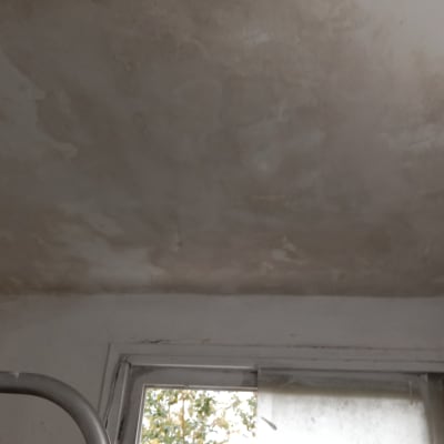 תקרה עם סימני רטיבות והתקלפות צבע