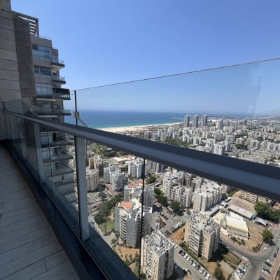 נוף עירוני עם בניינים גבוהים וים ברקע