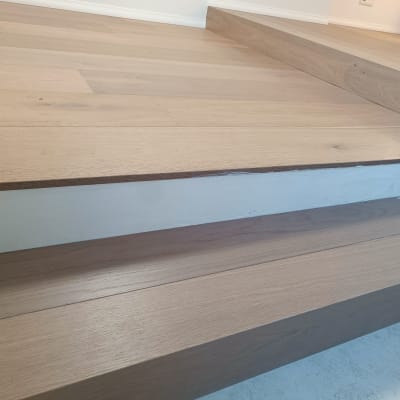 מדרגות עץ עם פרקט בהתקנה חדשה