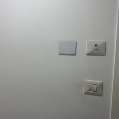 מתגי חשמל על קיר לבן