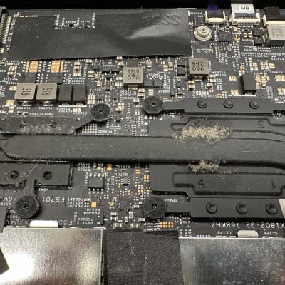 לוח אם עם רכיבים אלקטרוניים ומעט אבק