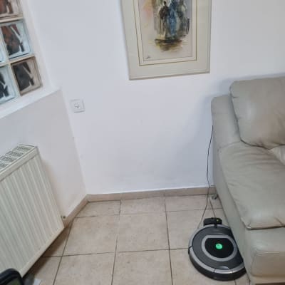 ציור מופשט עם דמויות על קיר לבן