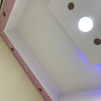 תקרה עם תאורה שקועה וצבעים שונים