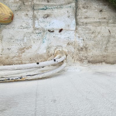 צינורות לבנים על רצפה עם סימני רטיבות