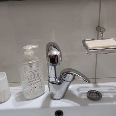 ברז, סבון נוזלי וסבון מוצק על כיור