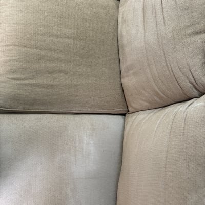 כריות ספה עם כתמים לפני ואחרי ניקוי