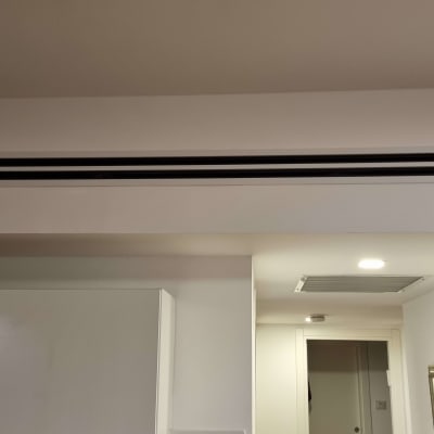 פתח אוורור בתקרה עם גריל מאוורר