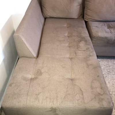 ספה עם כתמים על הריפוד