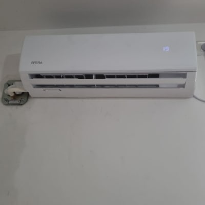 מזגן מותקן על קיר פנימי עם תצוגת טמפרטורה