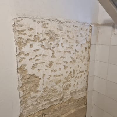 קיר עם טיח מתקלף ותיקון חלקי