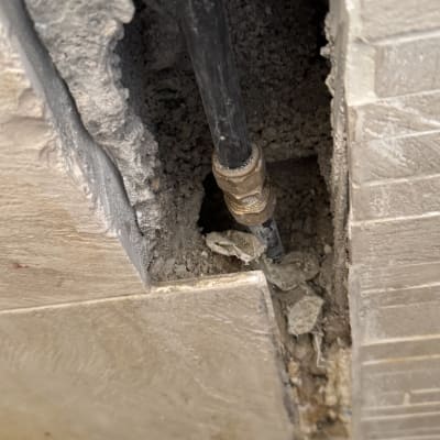 צינור מים בקיר עם חיבורי אינסטלציה