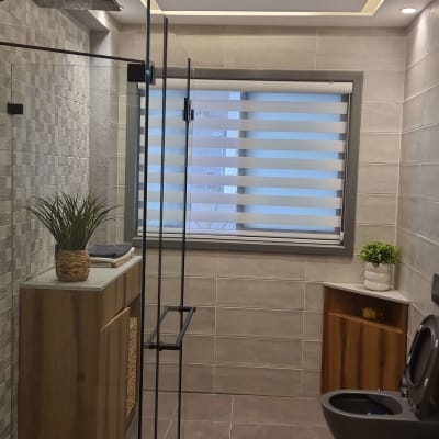 חדר אמבטיה מודרני עם תאורה ושירותים