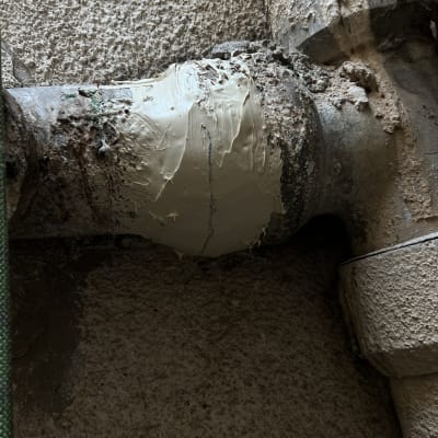 צינור עם תיקון בעזרת חומר איטום