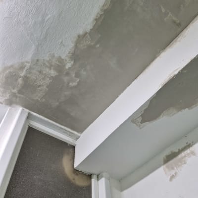 תיקוני טיח בתקרה עם סימני רטיבות